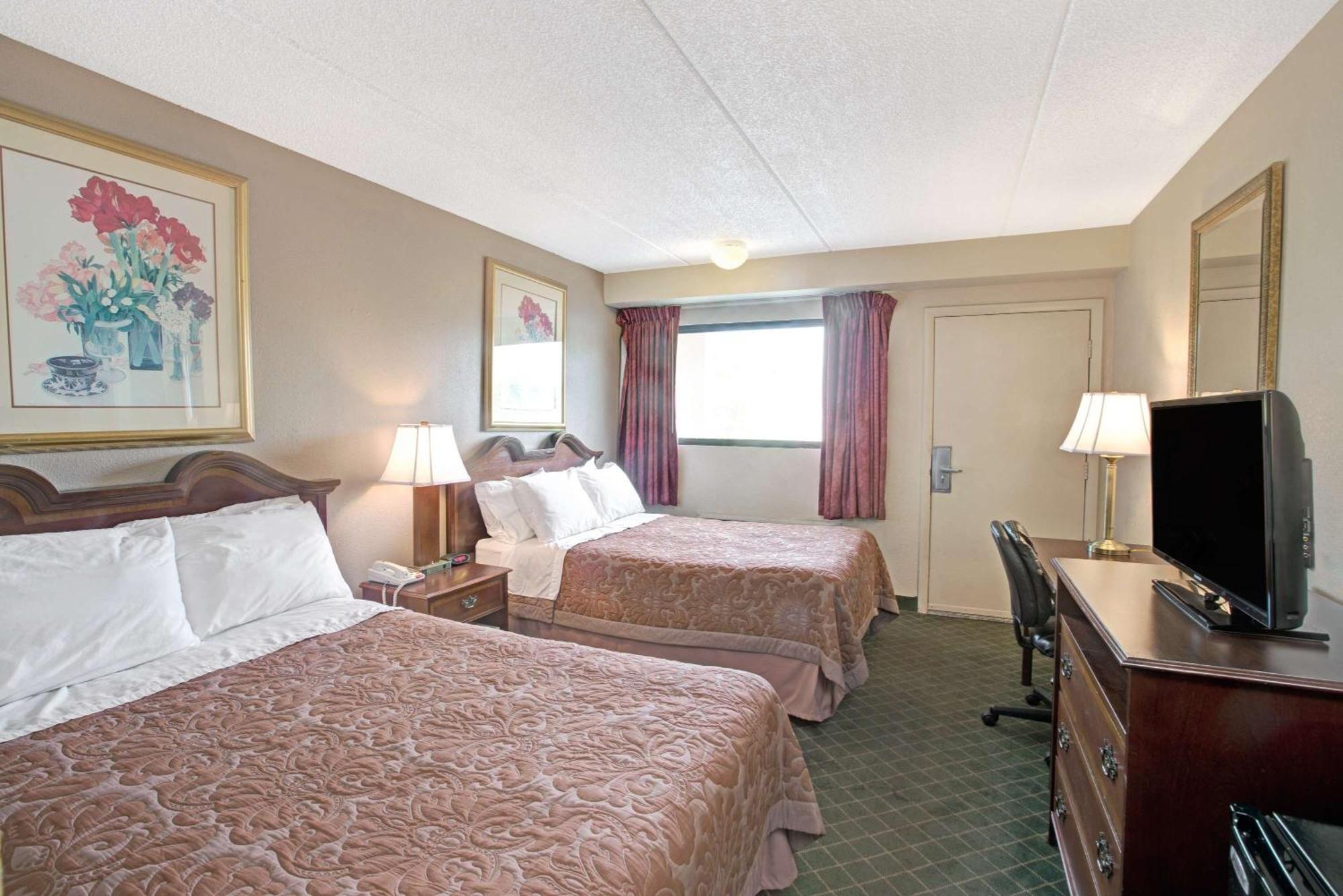 Super 8 By Wyndham Shelby Hotel Екстериор снимка